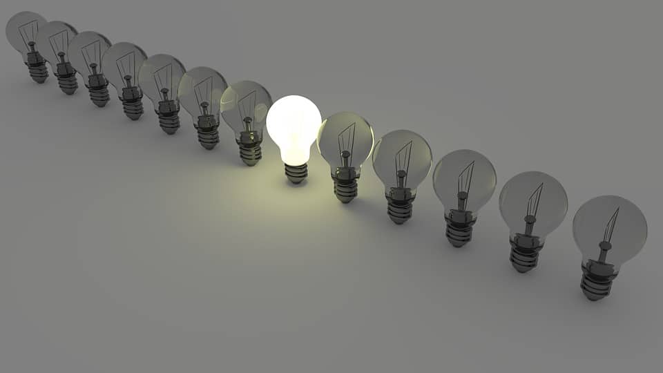 Série d'ampoules LED dont une seule est allumée pour faire des économies d'électricité