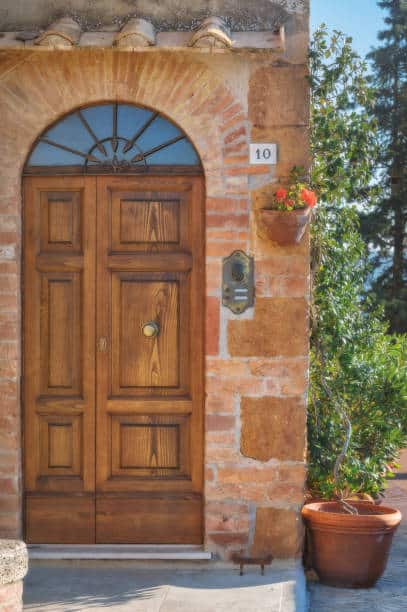 Porte d'entrée bien isolée en bois