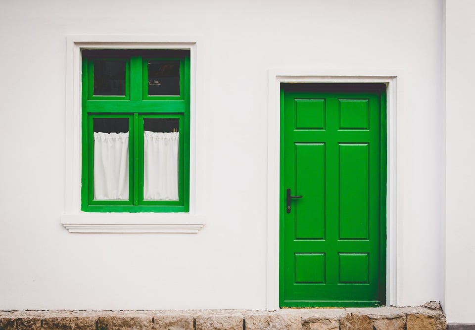 Porte d'entrée bonne isolation maison BBC verte