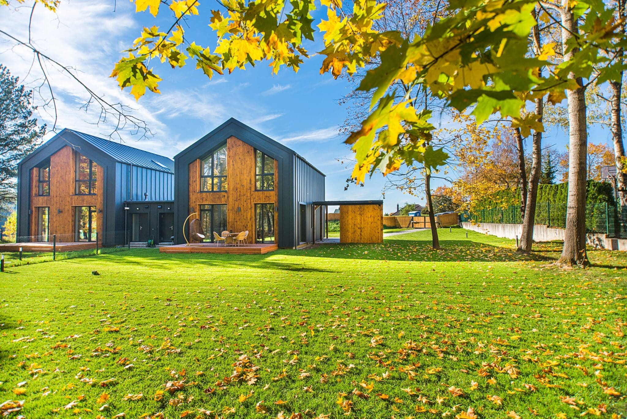 Maisons en bois construites dans le cadre d'un projet d'architecture bioclimatique