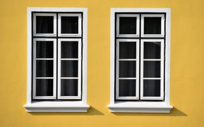 Deux fenêtres sur façade jaune