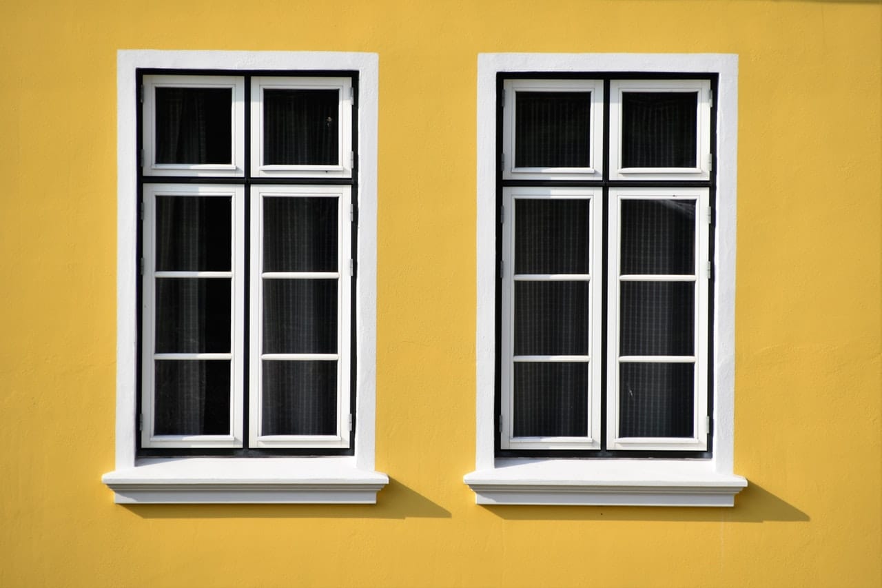 Deux fenêtres sur façade jaune