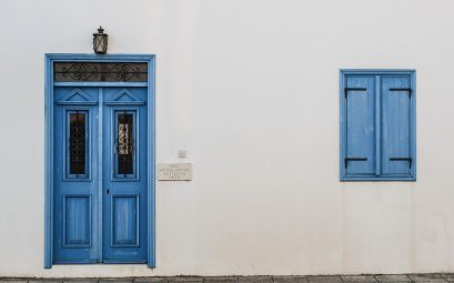 mur blanc de maison avec porte bleu