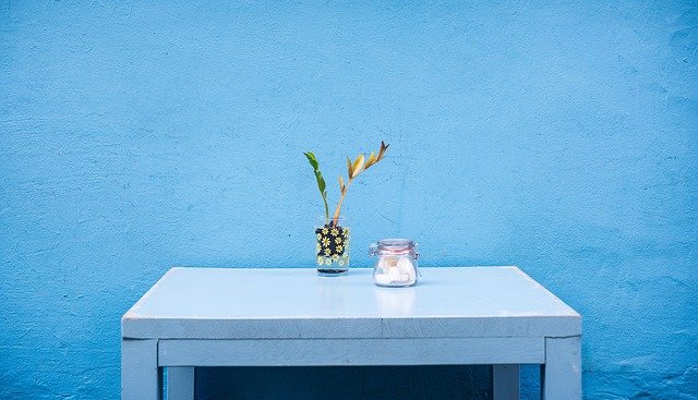 mur bleu et table devant