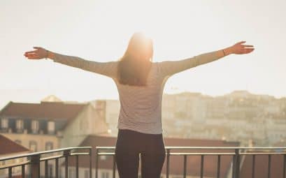 Jeune femme qui profite de la chaleur en été