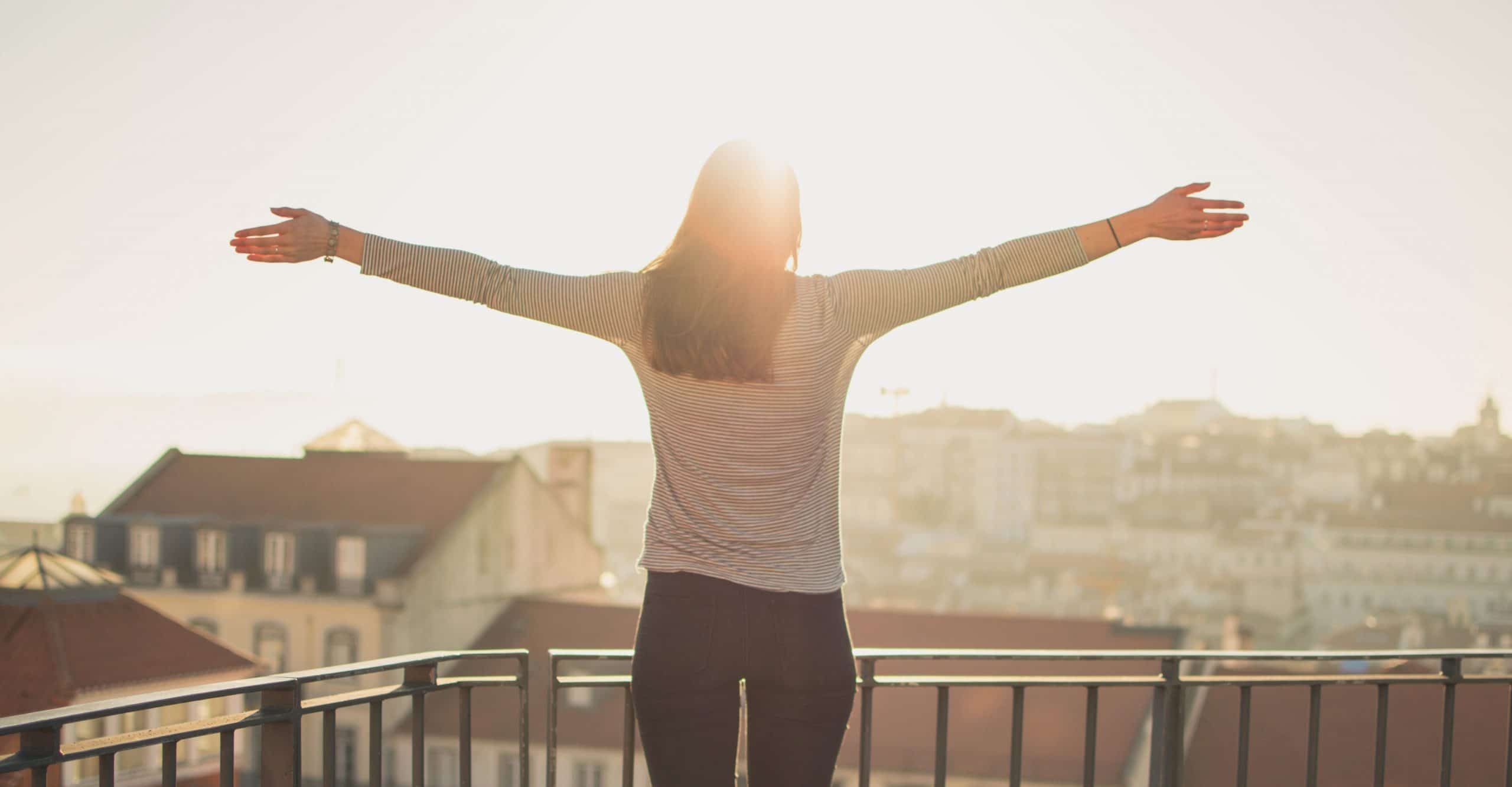 Jeune femme qui profite de la chaleur en été